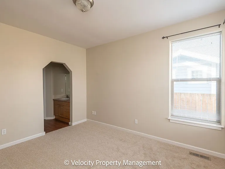1530 NW Hickory Pl — Photo 8