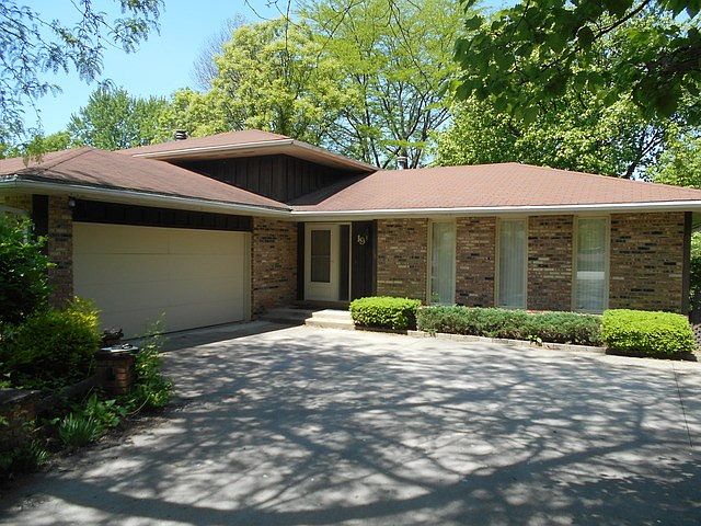 1st image of 19 Castle Coombe Dr