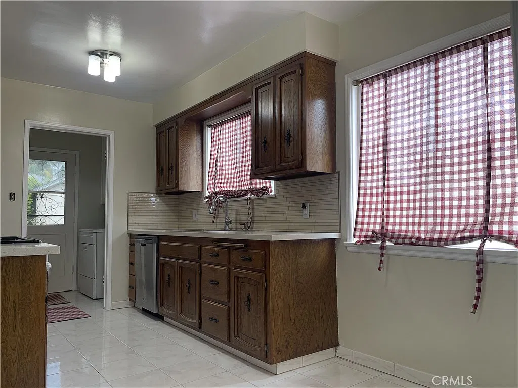 3 bed, 1.5 bath, 1394 sqft, $3,700 — Photo 4