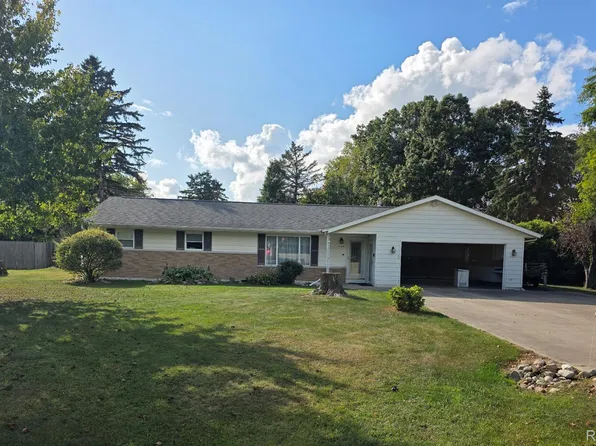 1104 Gwen Dr, Lapeer, MI 48446