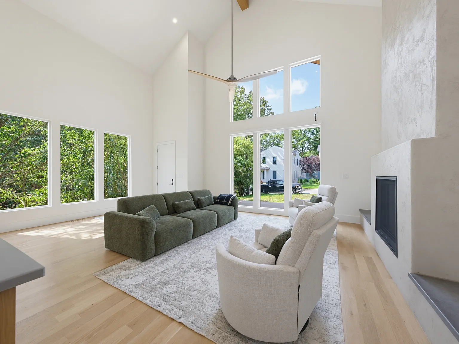 3 bed, 2.5 bath, 1840 sqft, $6,000 — Photo 2