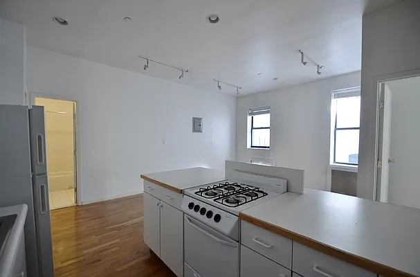 Rented by CITY SKYLINE REALTY INC | media 16