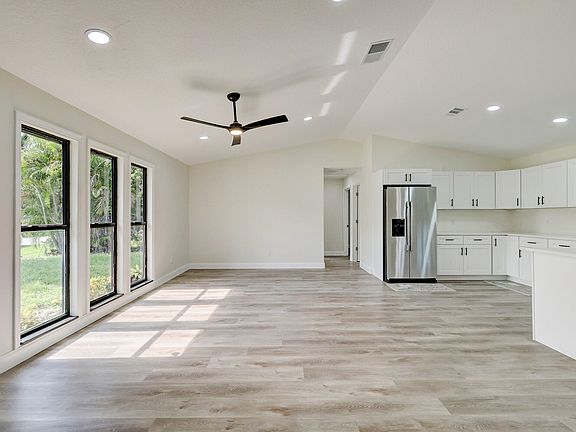 5th image of 631 NE Helicon Lane
