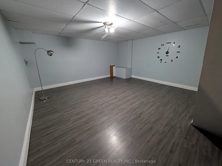 61 Ashley Cres — Photo 21