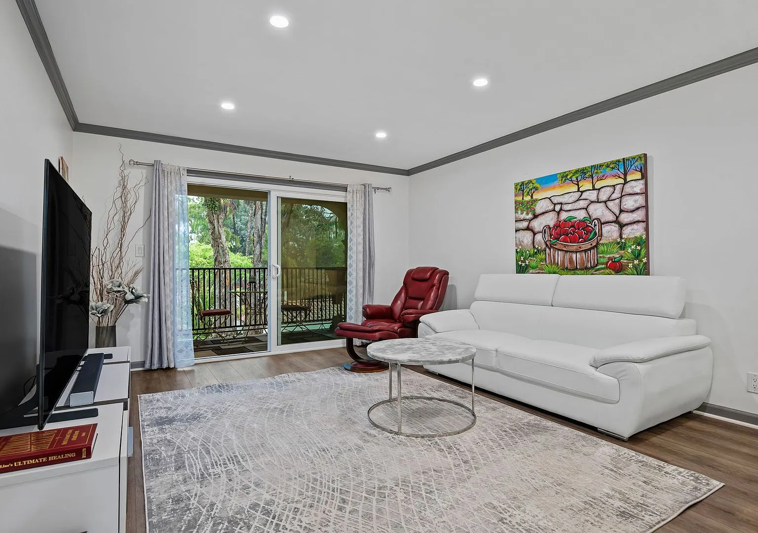Fully Furnished 1BR/1BA Top-Floor El Escorial Villa at East Beach — Photo 4