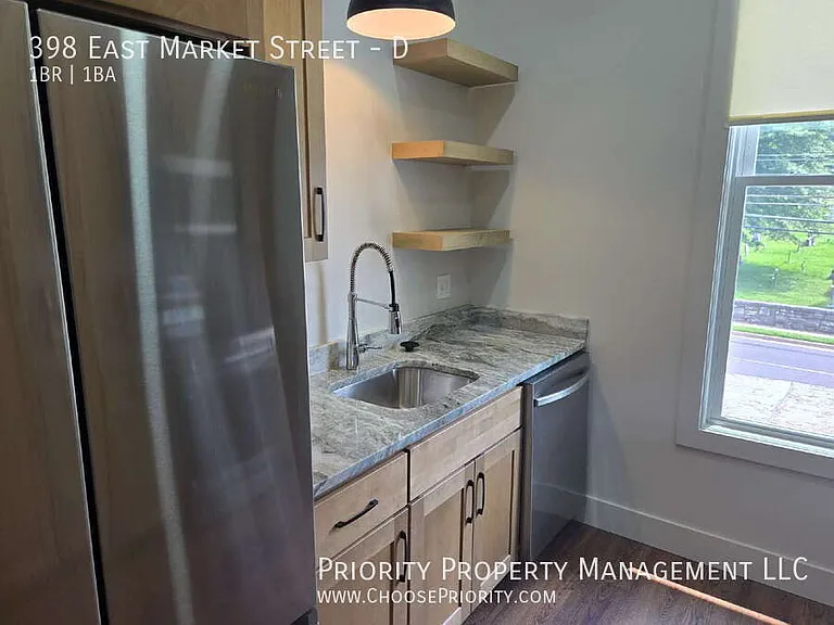 398 E Market St #D — Photo 8