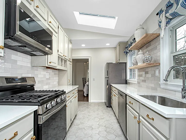 319 Oakland Beach Ave — Photo 3