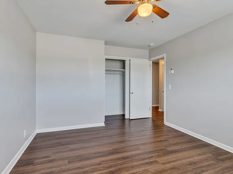 Executive House Apartments — Photo 17