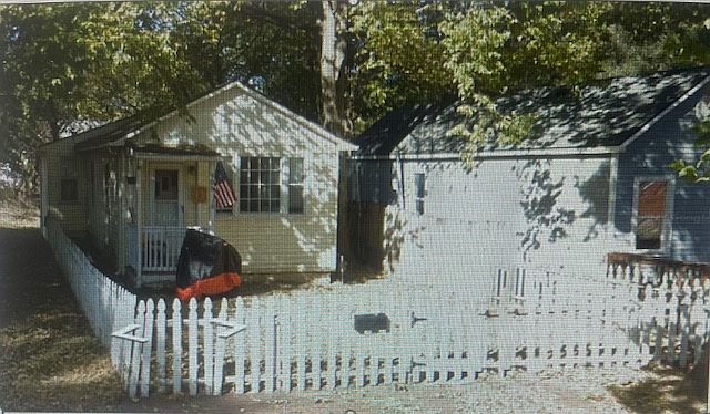 1st image of 906 Ottawa St