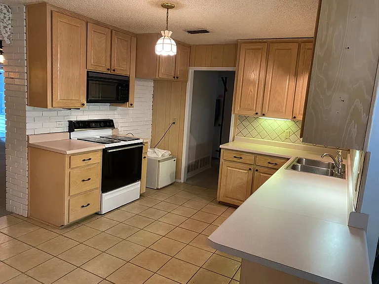 Kitchen #3 (13'x12')