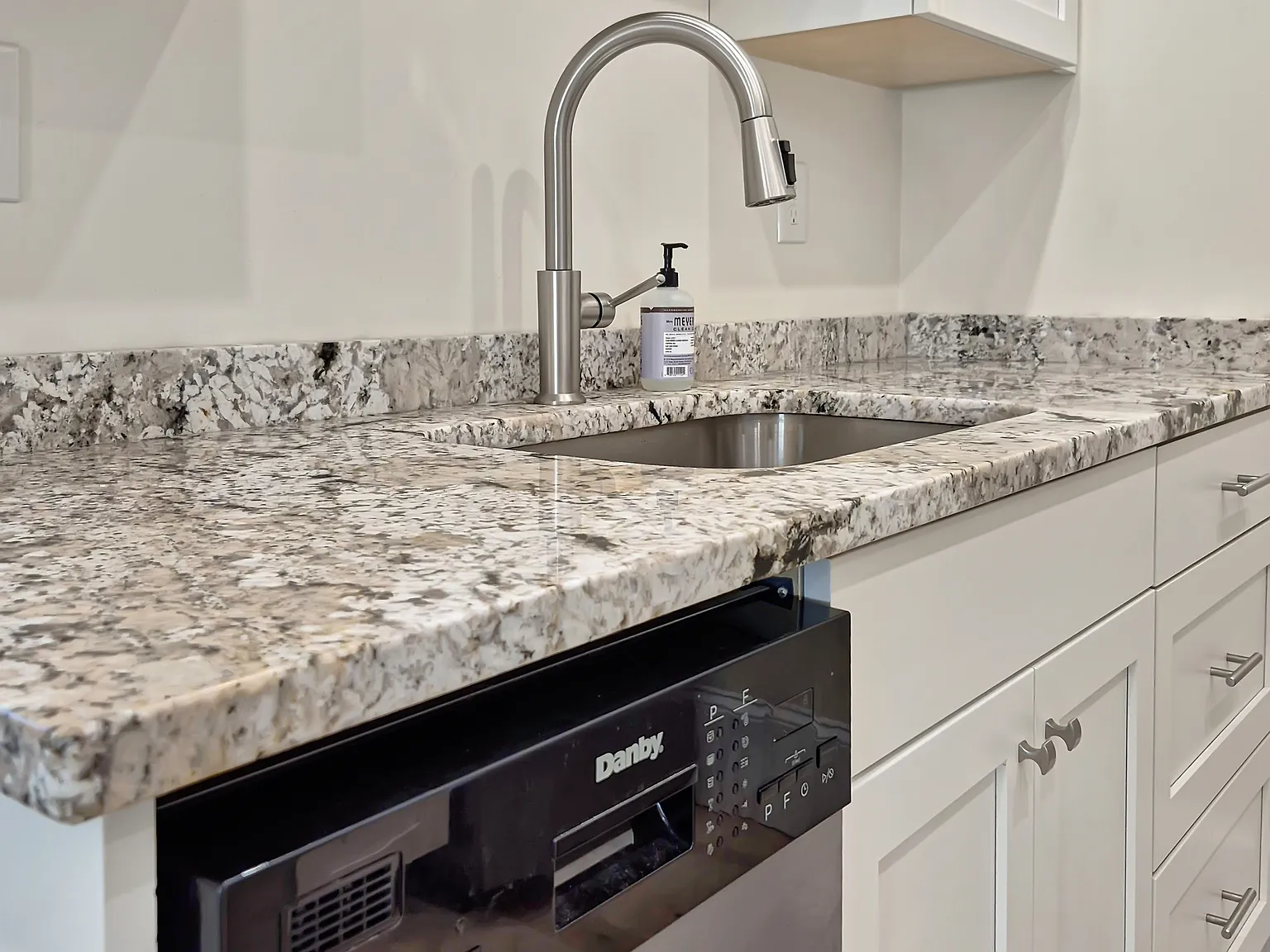 1 bed, 650 sqft, $2,300 — Photo 4