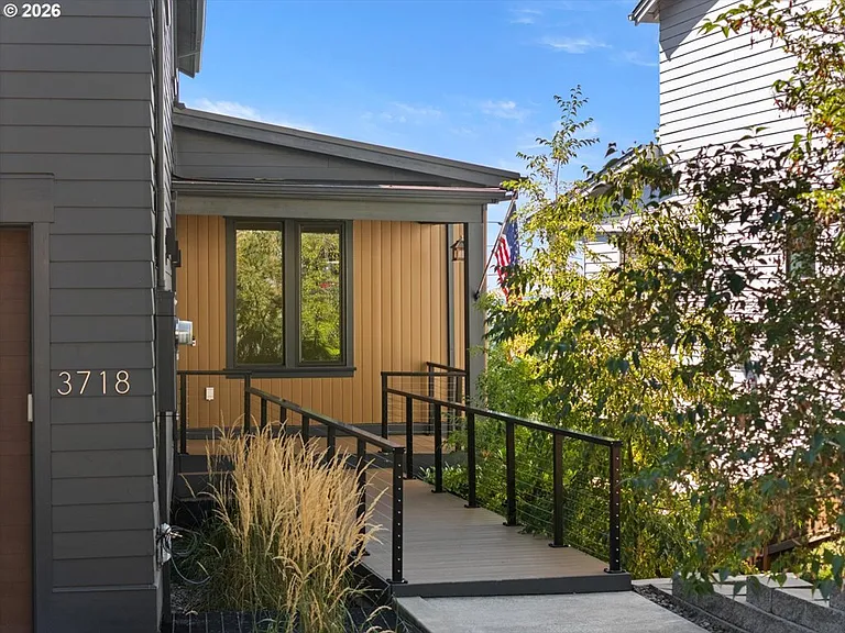 3718 SW Hillside Dr — Photo 2