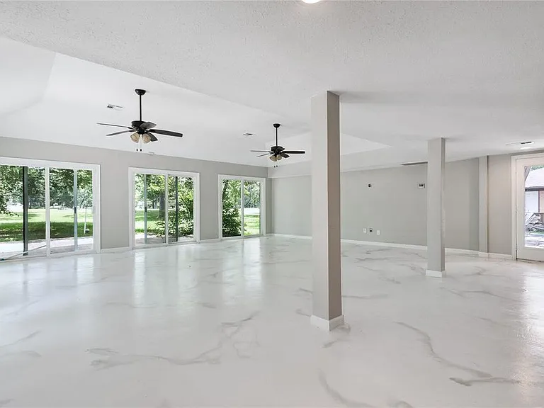 570 Roanoke Dr — Photo 6