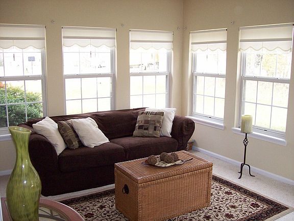 Sunny, all season Florida Room* 16 x 12*Door to Deck or Family Room