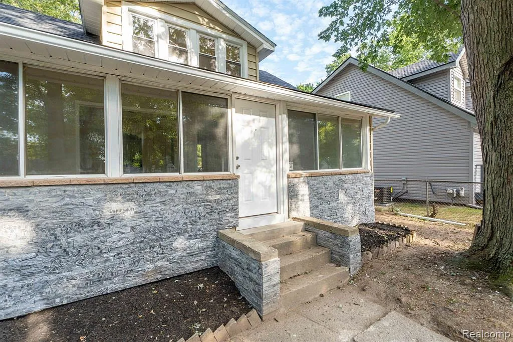 3 bed, 1.5 bath, 1300 sqft, $1,800 — Photo 3