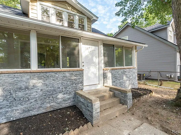 23248 Helen St — Photo 3