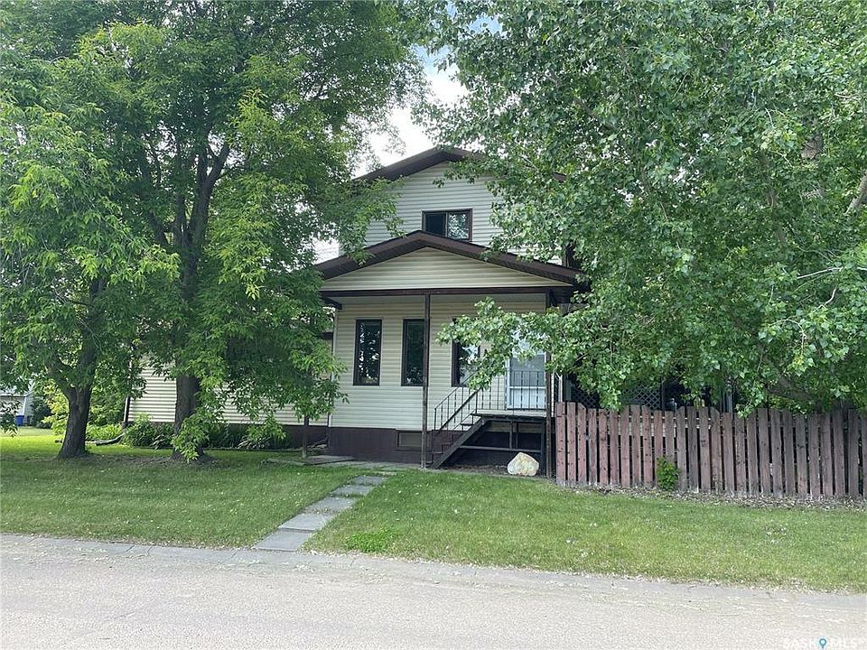 1st image of 696 6th St E