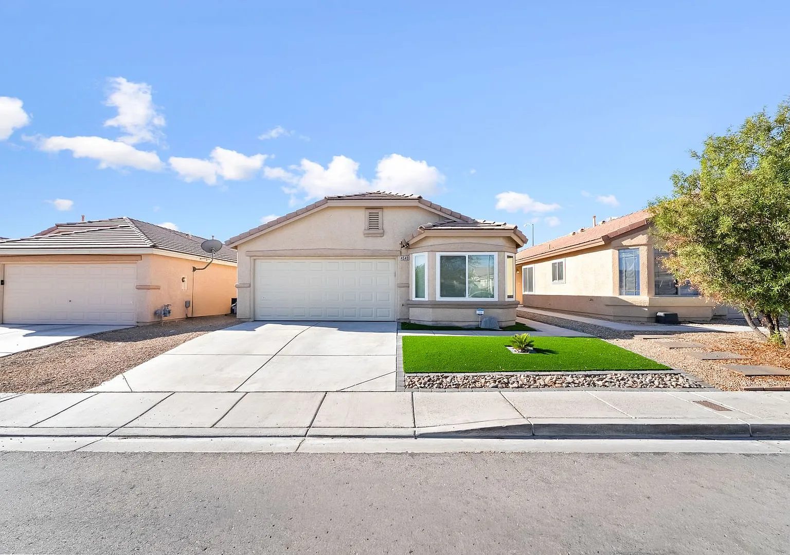 Single Story 4 Bedroom in Southwest Las Vegas — Photo 2