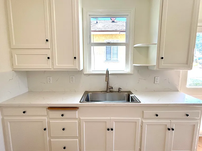 1212 W Victory Blvd — Photo 19