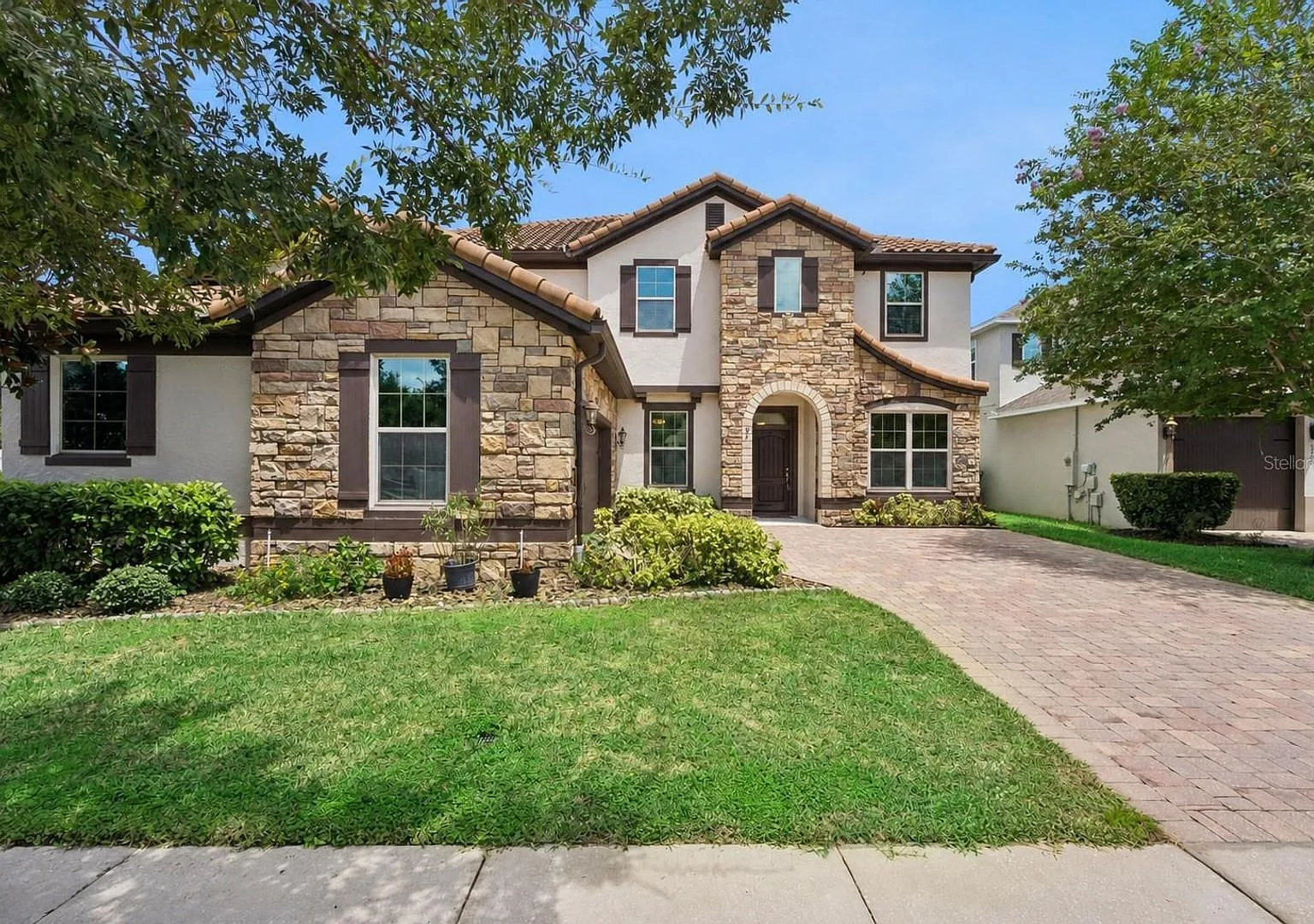 This spacious and charming 7-bedroom, 4.5-bathroom single-family home is located at 8701 Iron Mou... — Photo 1