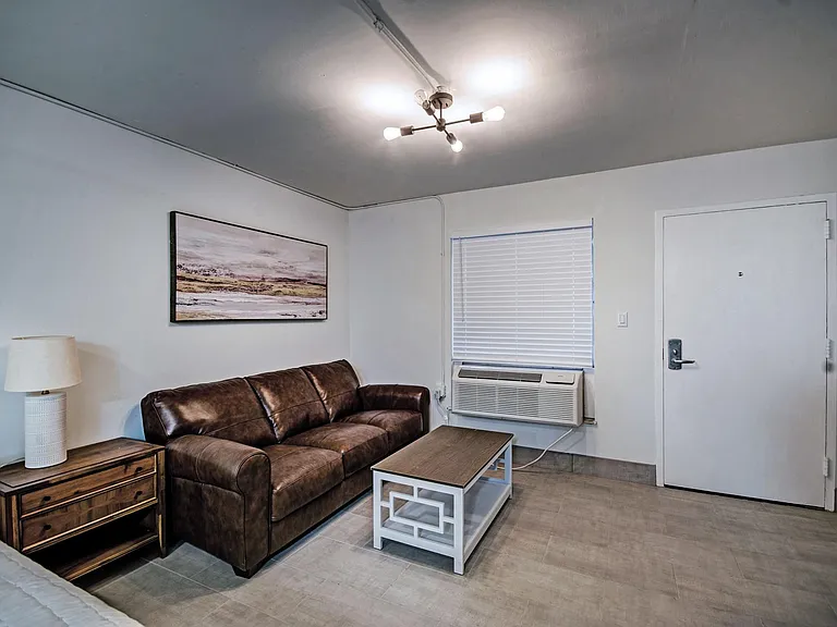 Admiral Apartments — Photo 19