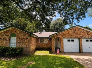 2 Travis Ct, Angleton, TX 77515