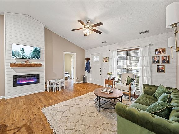 3rd image of 3520 Pointe Cove Cir