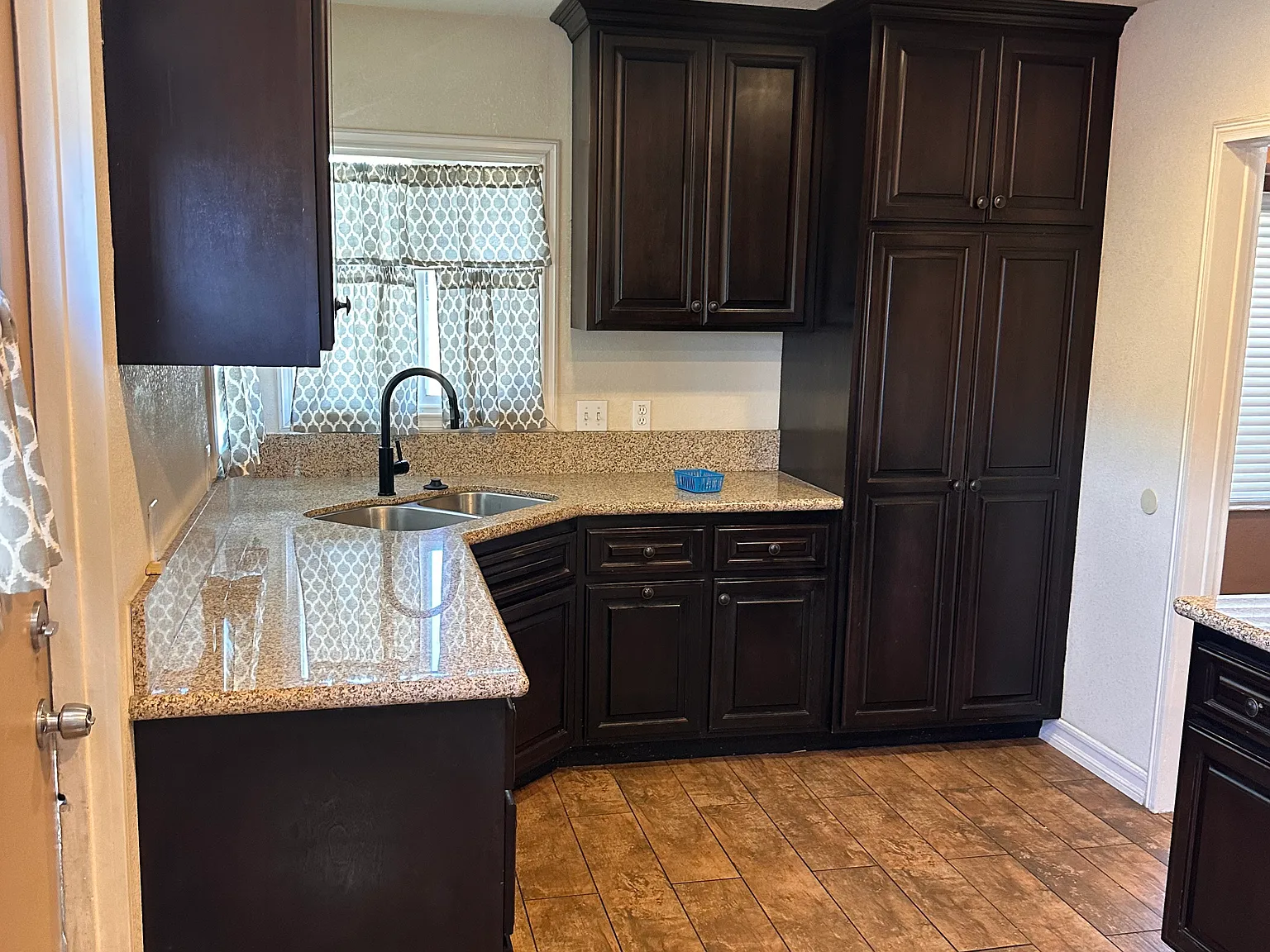 2 bed, 980 sqft, $3,300 — Photo 1