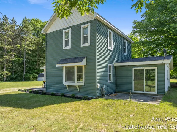 2737 Dane St, Gowen, MI 49326