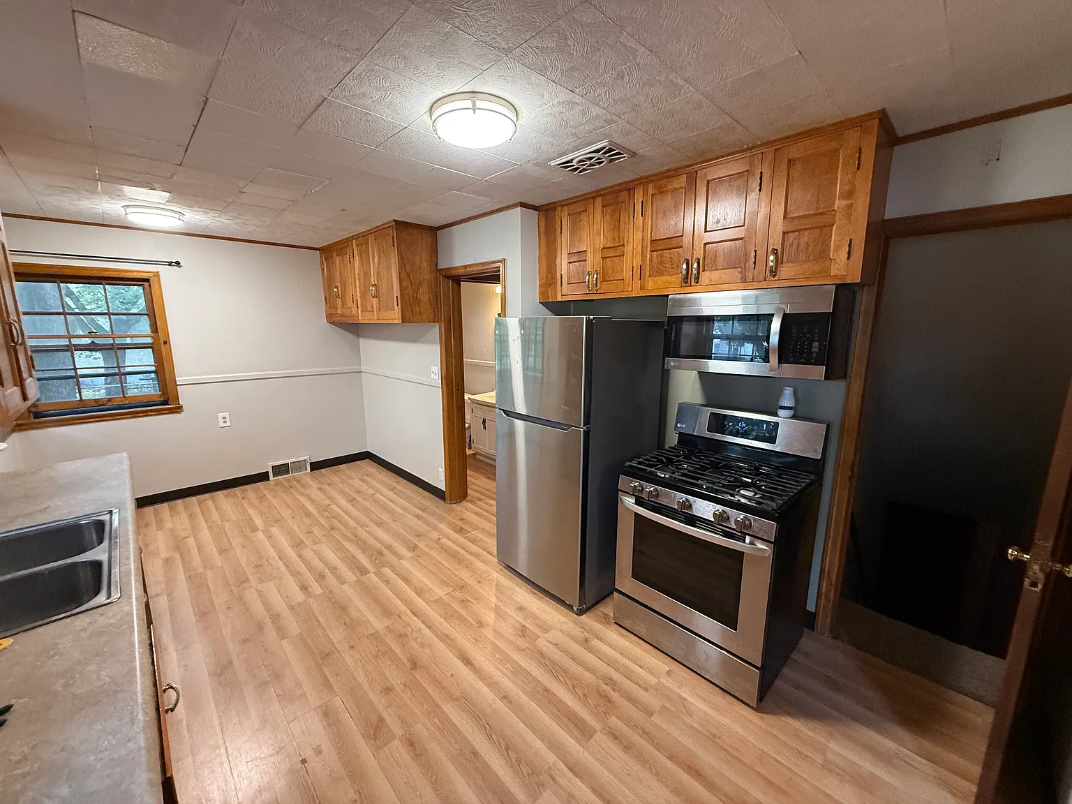 3 bed, 2164 sqft, $2,495 — Photo 4