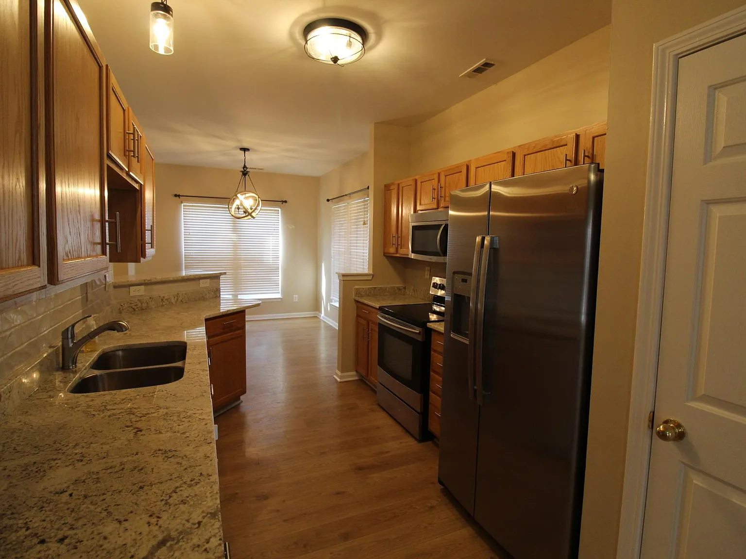 2 bed, 2.5 bath, 1400 sqft, $1,775 — Photo 3
