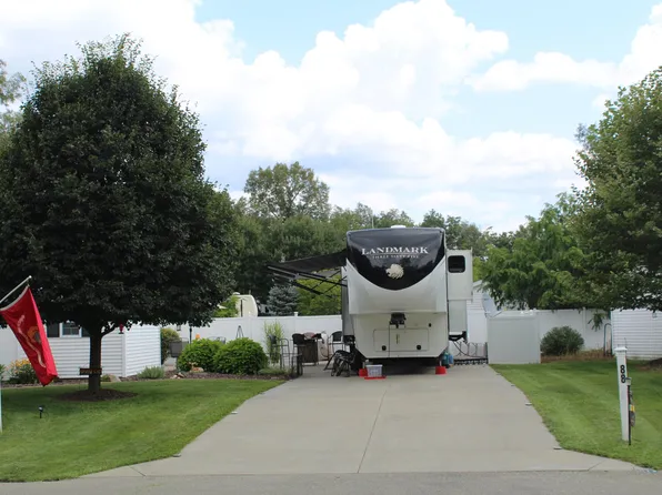 9810 S Paradise Cir #88, Baldwin, MI 49304