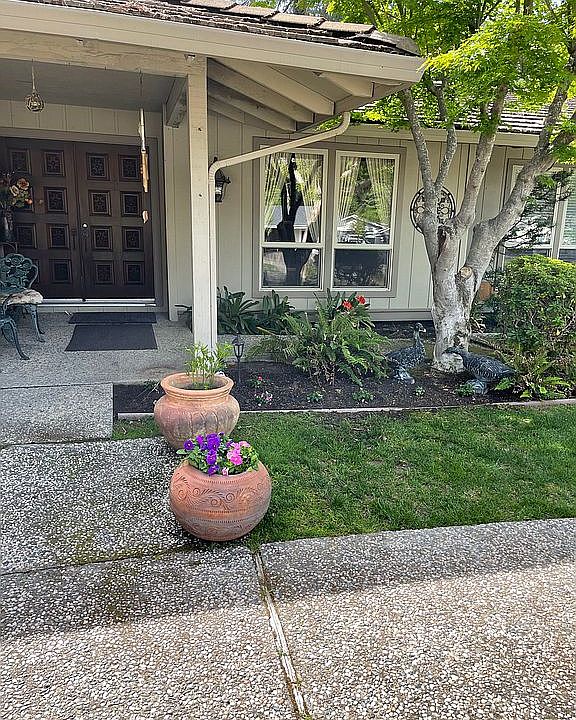2nd image of 2665 Lunada Ln