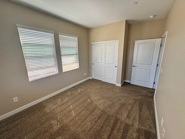 Bedroom 2 - view 3