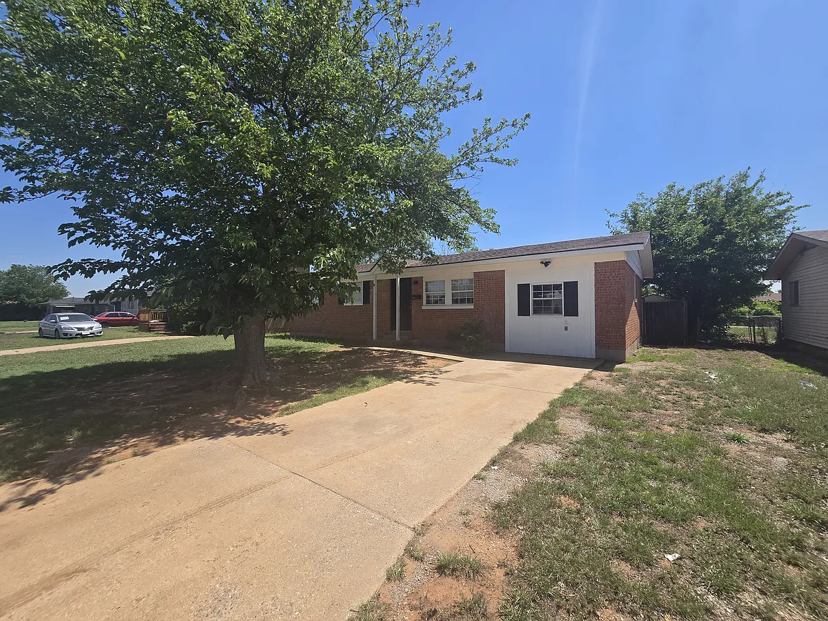 Building Photo - 808 Asalee St