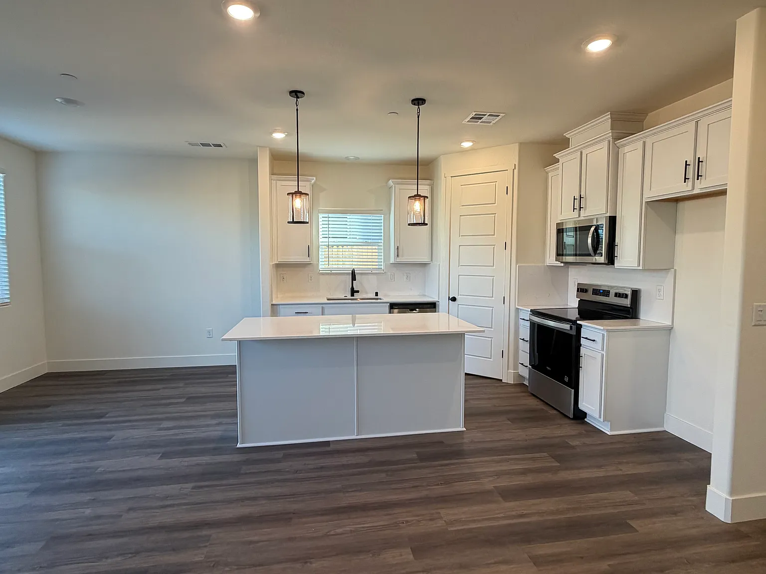 4 bed, 1509 sqft, $2,450 — Photo 3