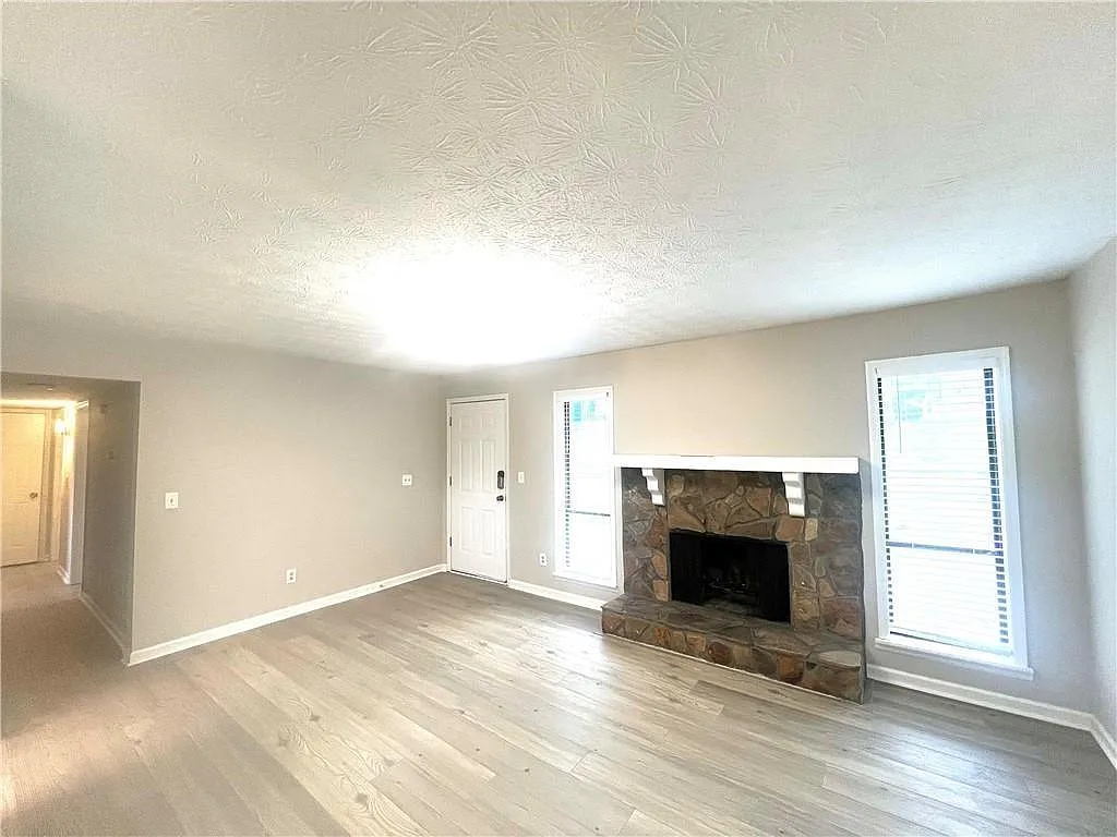 3 bed, 2.0 bath, 1104 sqft, $1,950 — Photo 4