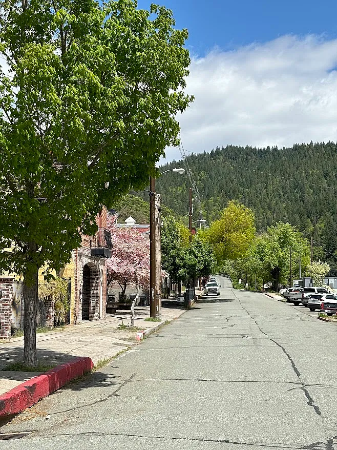 Multiple Downtown Apartments in the Mountains — Photo 3