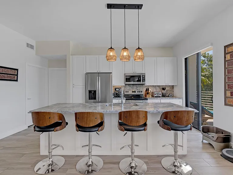 273 W Seaview Dr — Photo 2