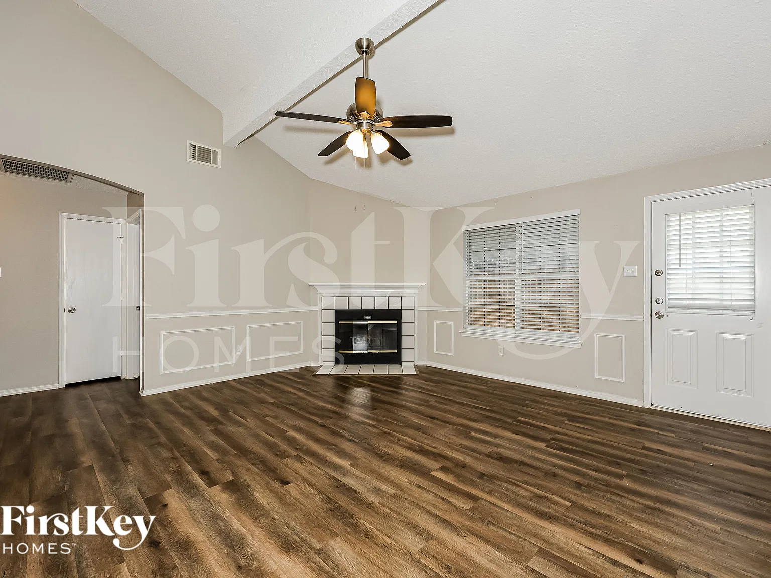 3 bed, 2.5 bath, 1828 sqft, $2,065 — Photo 2