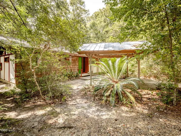 1209 Nelson Dr, Ocean Springs, MS 39564
