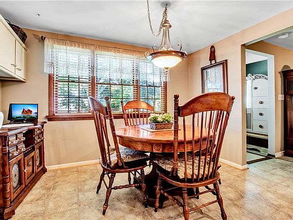 4th image of 70 Leni Ln