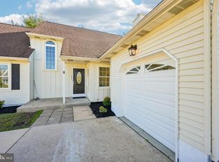 8 Winterset Ln, Marlton, NJ 08053