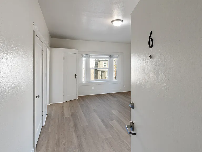 539 33rd St #6 — Photo 6