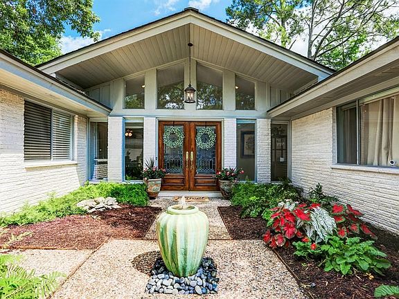 Welcome home or welcome your guests to your home in this fabulous courtyard.