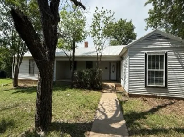 417 E 10th St, Coleman, TX 76834