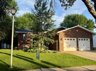 1105 Cherrywood Ln, Aberdeen, SD 57401