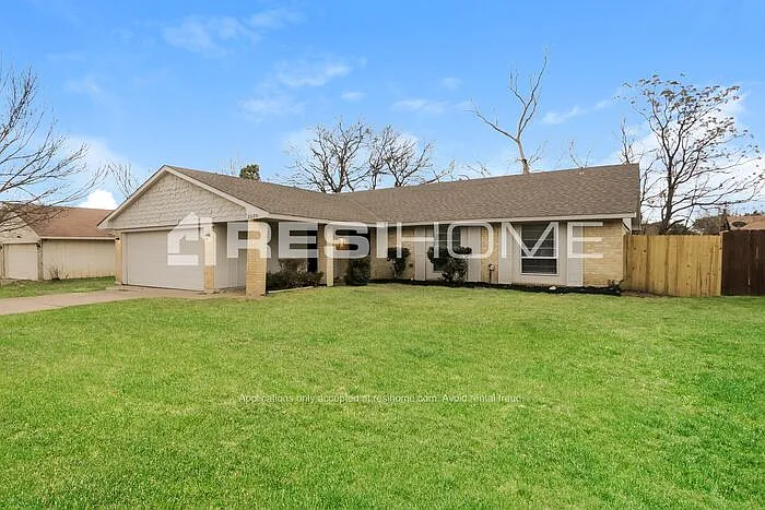 Building Photo - 2020 Cedarwood Dr