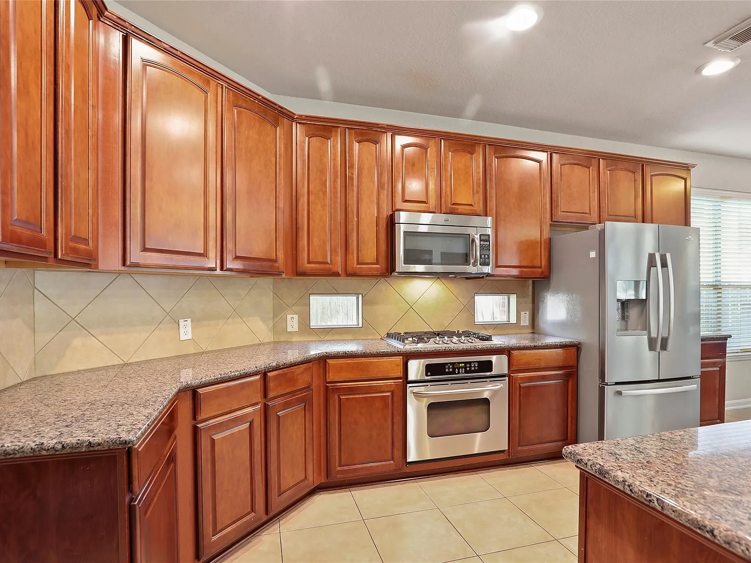 4 bed, 3.5 bath, 3311 sqft, $2,895 — Photo 4