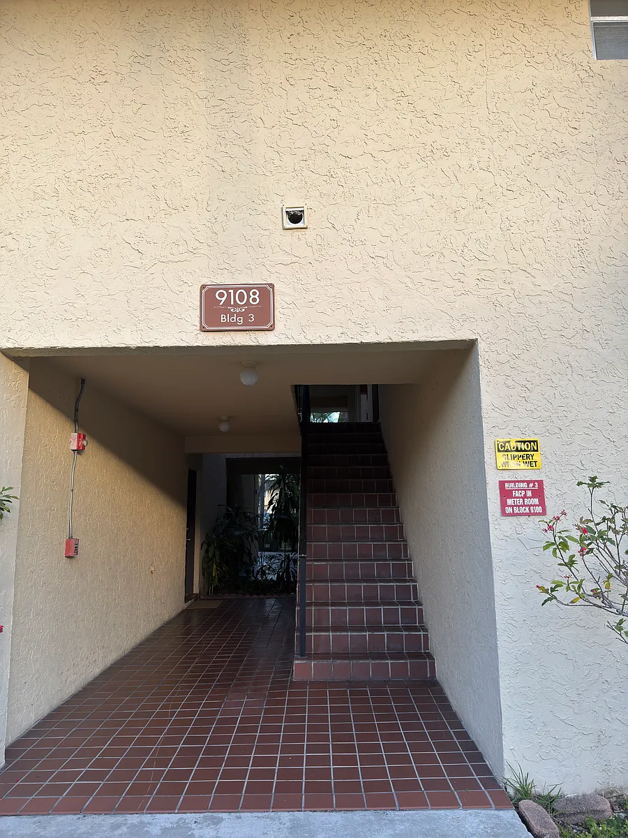 Building Photo - 9108 SW 137th Ter #H